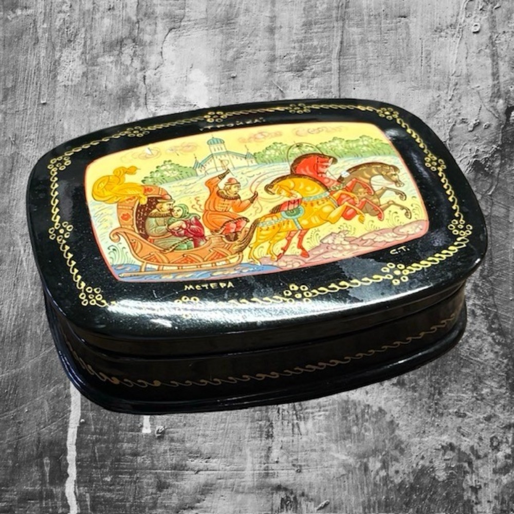 Vintage Mstera Russian Lacquer Trinket Box Hand Painted Troika Scene Black Red